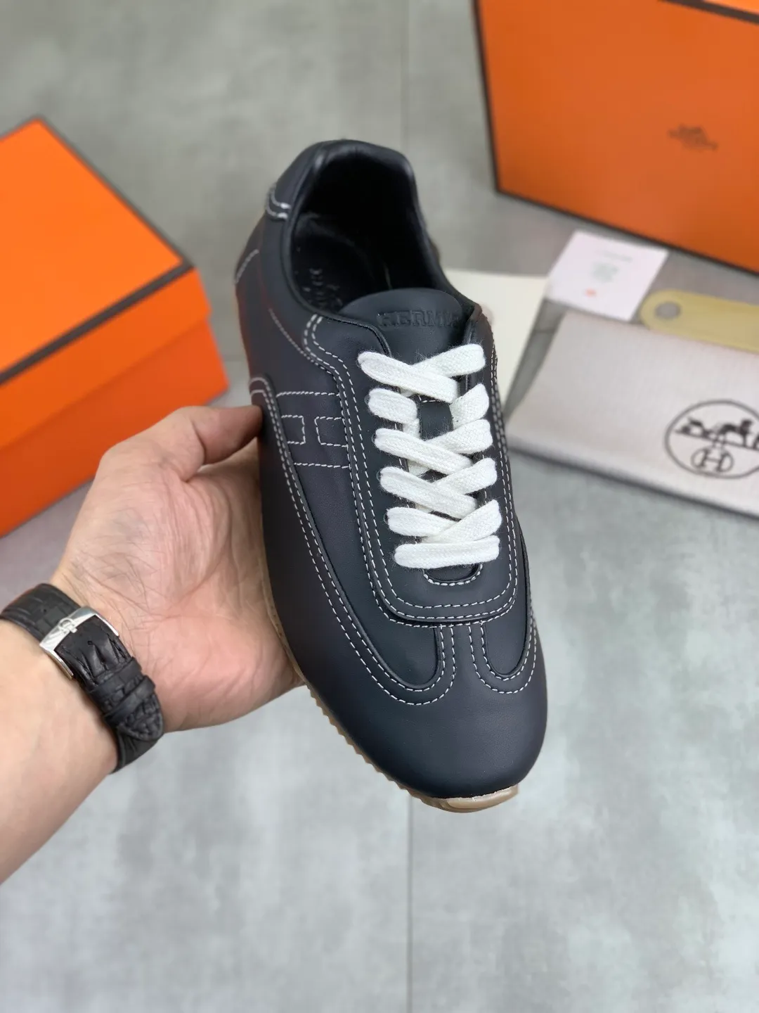 Men's Men's Shoes P600 New Top Version Original Order Hermes Men's Drift Sneaker Summer New Casual Sports Shoes Original Purchased, Developed and Made H Family Men's Classic Series Technological Breathable Fabrics and Cowhide Casual Sports Shoes Casual Sports Dad Shoes combine high-tech breathable materials and cowhide, with H Family exclusive button decoration on the side. The outsole is full of H italic design and bright colors to show vitality and continue the brand design inspiration. Stroll around the city lightly and feel free and comfortable. Delivered in exquisite packaging 🛍📦 ▪️Fabric: original customized breathable material + first-layer cowhide ▪️Inner: cowhide feet ▪️Outsole: molded and evacuated PU+TPU material ▪️Size: 35-45 Multiple colors available Premium packaging